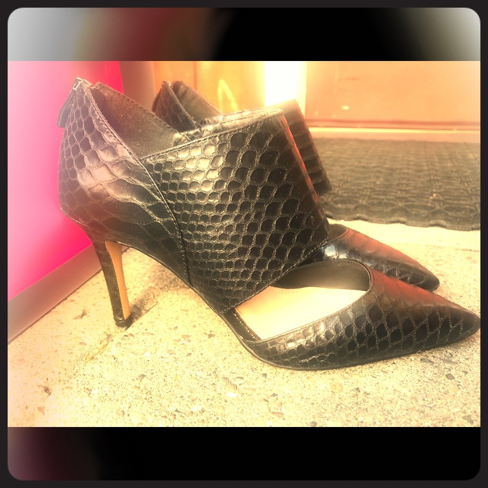 Black stiletto pointy toed fake snake skin